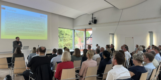 Prof. Dr. Stefan Greiving hält einen Vortrag in Quedlinburg.